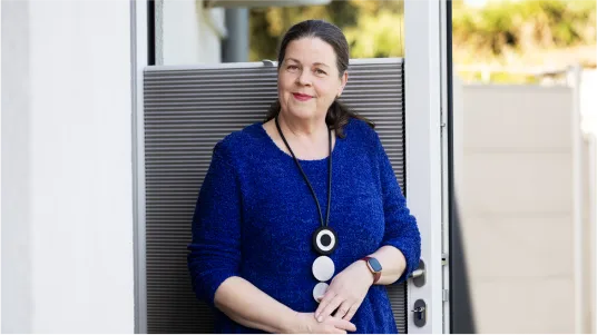 Stefanie Gertz steht in ein Außentür