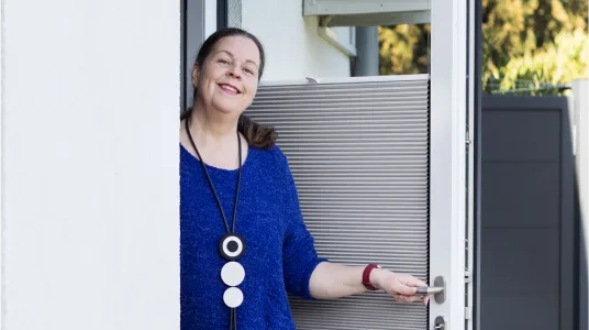 Stefanie Gertz steht in geöffneter Außentüre