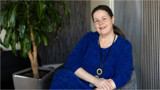 Stefanie Gertz sitzt in Ihrer Praxis